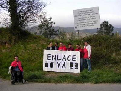 «¡Enlace, ya!», piden los vecinos de Las Campas con un cartel